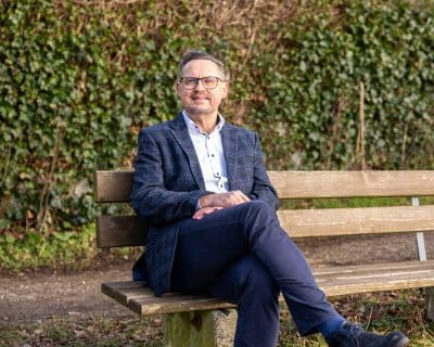 Peter Budniak sitzt auf einer Parkbank