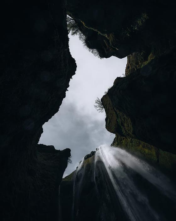 Blick aus einer engen Schlucht hinauf zum hellen Himmel